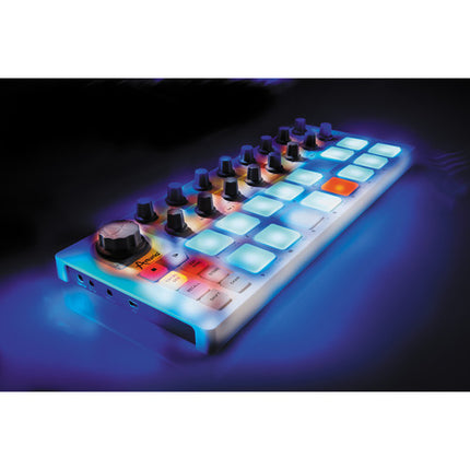 Arturia Beatstep USB controlador y secuenciador MIDI y CV 16 pads sensibles y 16 codificadores rotativos