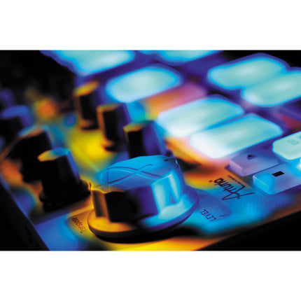 Arturia Beatstep USB controlador y secuenciador MIDI y CV 16 pads sensibles y 16 codificadores rotativos