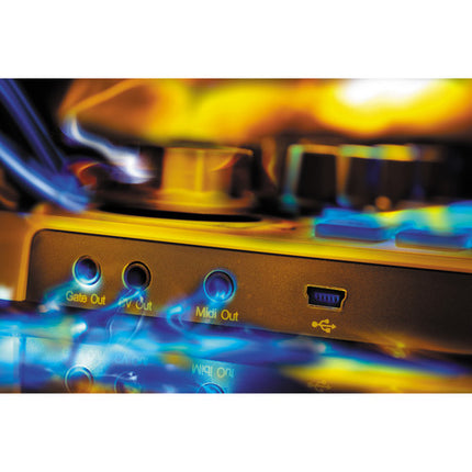 Arturia Beatstep USB controlador y secuenciador MIDI y CV 16 pads sensibles y 16 codificadores rotativos