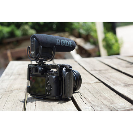 RODE VideoMic Pro Micrófono Shotgun para Cámara con Paraviento Rycote y 70 h de Autonomía