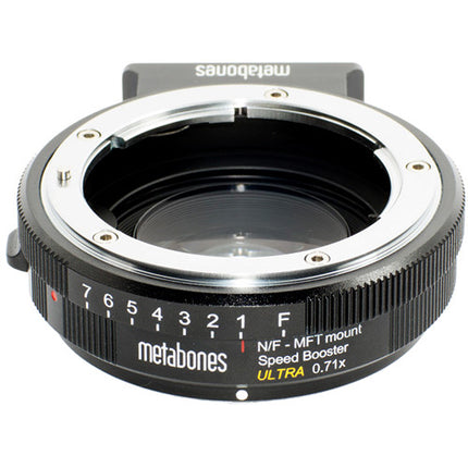 Metabones Speed Booster Ultra 0.71x Adaptador para Lentes Nikon G a Micro Cuatro Tercios con Pie de Trípode