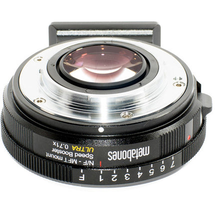 Metabones Speed Booster Ultra 0.71x Adaptador para Lentes Nikon G a Micro Cuatro Tercios con Pie de Trípode
