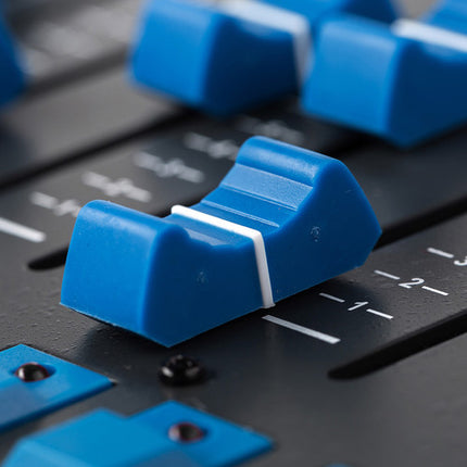 ikan IDX-096 Consola DMX 96 Canales con Lámpara Flexible y Cable de Poder