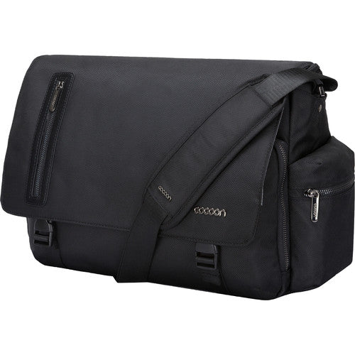Cocoon 16" Buena Vista Bolsa Mensajero Negra para Laptop con Compartimento Acolchado y Nylon Resistente al Agua
