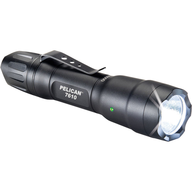 Pelican 7610 Linterna táctica 1018 lúmenes luz blanca batería AA incluida