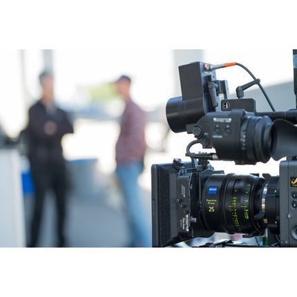 ZEISS Supreme Prime 25mm T1.5 Lente de cine Full-Frame con iris de 16 hojas y enfoque interno