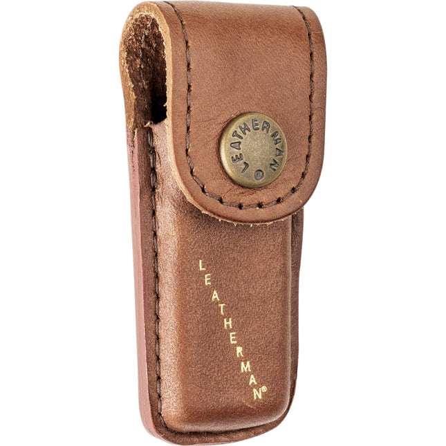 Funda Leatherman Heritage de cuero marrón extra pequeña con cierre de latón hecha en EE.UU
