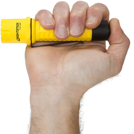 Nightstick TAC-300Y Linterna Táctica LED 180 Lúmenes Resistente al Agua y Golpes