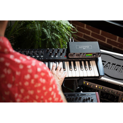 MOTU M4 Interfaz de Audio MIDI USB-C 24-Bit 192 kHz con 2 Preamp Microfónicos