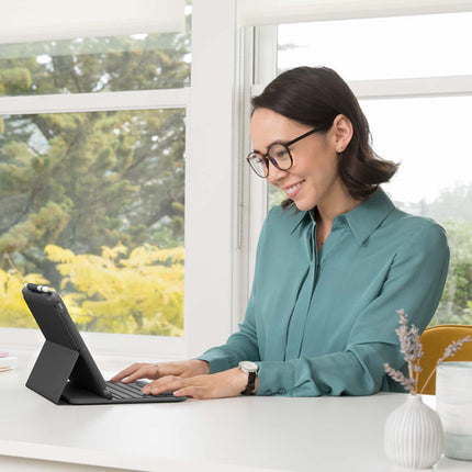 Logitech Slim Folio Funda Teclado Bluetooth para iPad 10.2" 9ª Gen con Ángulos de Visión Ajustables