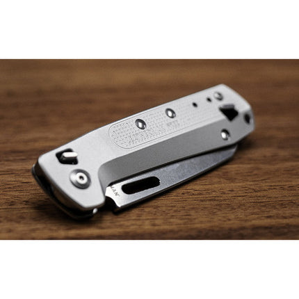 Leatherman FREE K4X Navaja Multiusos con 9 Herramientas Cuchilla 3.3" Serrada