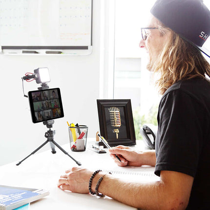 SHAPE Kit de Vlogging para iPad con Trípode Telescópico Luz LED y Micrófono