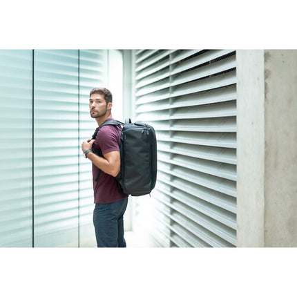 Nomatic Travel Bag V2 Bolsa de Viaje Negra 30L Bolso con Compartimento para Laptop y Cinturón de Cintura Removible