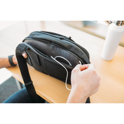 Nomatic Navigator Sling Negro 6L resistente al agua con bolsillo RFID y correas ajustables