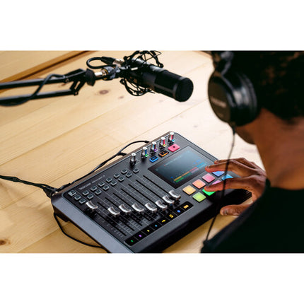 TASCAM Mixcast 4 Mixer de Podcast 4 Entradas Combo 8 Faders Bluetooth