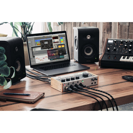 Universal Audio Volt 476P Interfaz de Audio MIDI USB 4x4 con 4 Preamplificadores y Compresor Integrado