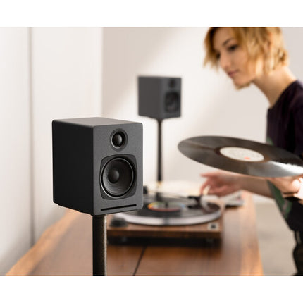 Audioengine A1 Sistema de Altavoces Bluetooth con Soportes DS1M para Escritorio 2.75" Woofer 15° Inclinación Vertical