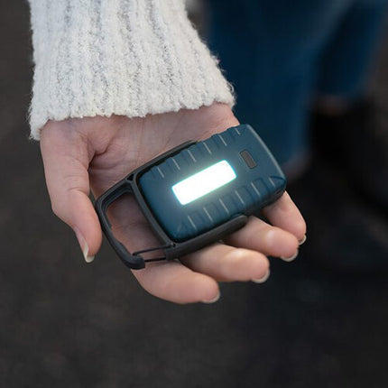 Carson KL-20 Linterna LED con gancho y soporte usa 3 baterías AAA