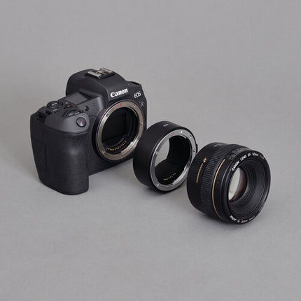Urth Adaptador Electrónico de Montura para Lentes Canon EF EF-S a RF con Autofocus rápido y construcción de aluminio