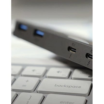 Sabrent Thunderbolt 4 KVM Switch soporte dos PCs doble pantalla y carga 60W