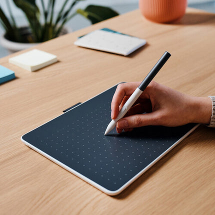 Wacom One M Tableta Gráfica Blanca Área Activa 8.5x5.3 Bluetooth