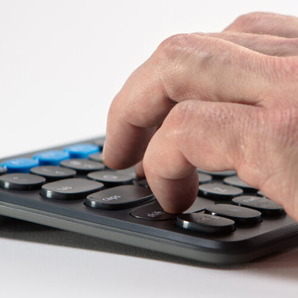 ZAGG Pro Keyboard 15 teclado Bluetooth inalámbrico 99 teclas y batería recargable