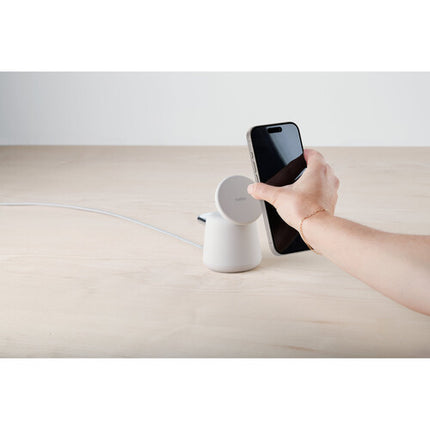 Estación de carga inalámbrica 2 en 1 Belkin BoostCharge Pro 15W MagSafe con base antideslizante y cable USB-C integrado