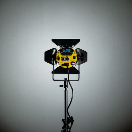ikan Helia 70W Luz Fresnel LED Diurna 5600K 28-70° DMX Barndoors Gel Frame