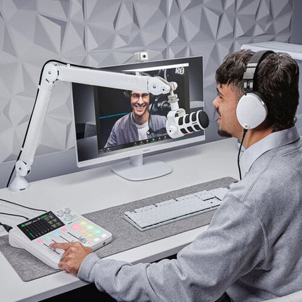 RODE RODECaster Duo Kit de Podcast para 2 Personas con 2 PodMic 2 Auriculares y 2 Boom Arms Blanco