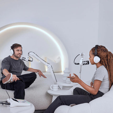 RODE RODECaster Duo Kit de Podcast para 2 Personas con 2 PodMic 2 Auriculares y 2 Boom Arms Blanco