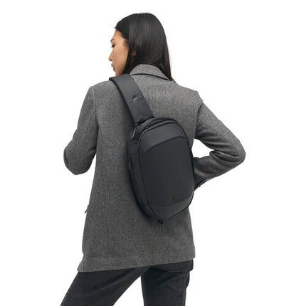 Nomatic Navigator RS Mochila bandolera negra 6L bolsillo agua para tablet 11"
