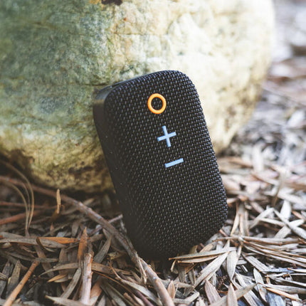 MEE audio goSPKR Altavoz Bluetooth portátil IPX5 con Clip Magnético y 7 horas de reproducción