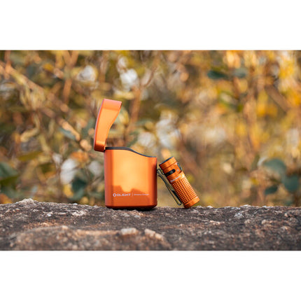 Olight Baton 4 Premium Edition Linterna LED Naranja 1300 Lúmenes Estuche Carga Inalámbrica 5000mAh
