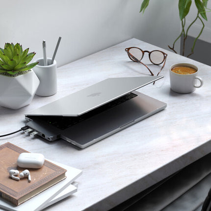 Funda rígida ecológica Satechi para MacBook Pro 14" con ventilación superior clara