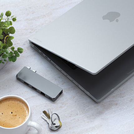 Funda rígida ecológica Satechi para MacBook Pro 14" con ventilación superior clara