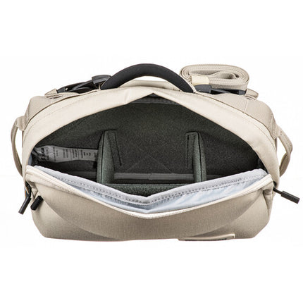 Pelican AEGIS Sx5 Access Sling Bolsa de hombro grande con divisor y cierre dual