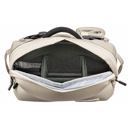 Pelican AEGIS Sx5 Access Sling Bolsa de hombro grande con divisor y cierre dual