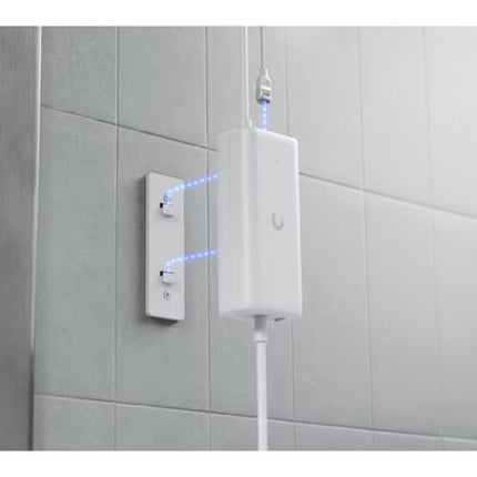 Adaptador Ubiquiti PoE+ integrado USB-C 30W 1 puerto RJ45 con soporte de pared