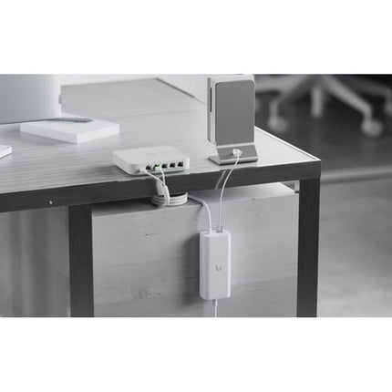 Adaptador Ubiquiti PoE+ integrado USB-C 30W 1 puerto RJ45 con soporte de pared