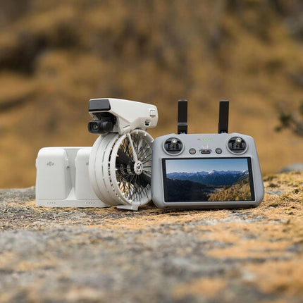 DJI Flip Drone con cámaras 4K60 y tiempo de vuelo de 31 minutos Fly More Combo
