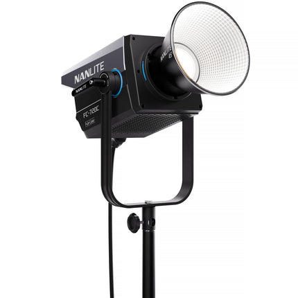 Nanlite FC720C Spotlight LED RGB para video 119000 Lux 2400-12000K con reflector y estuche