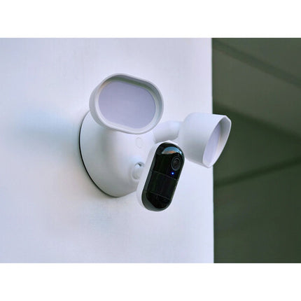 Arlo 2K Cámara Exterior con Foco Cableada Visión Nocturna 2560x1440 2000 Lúmenes