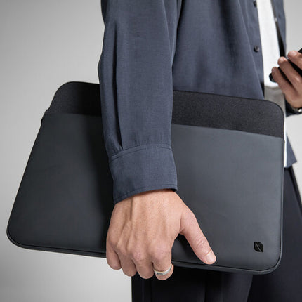 Incase A.R.C. Funda para portátil 16" Negra con revestimiento repelente al agua y almacenamiento oculto para AirTag