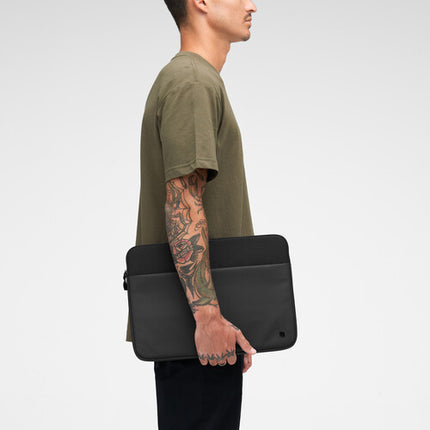 Incase A.R.C. Funda para portátil 16" Negra con revestimiento repelente al agua y almacenamiento oculto para AirTag
