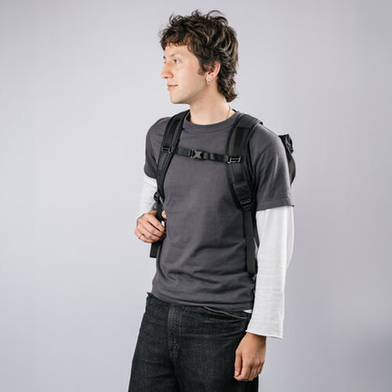 Chrome Industries Initiate Mochila Rolltop Negra 26L con Funda para Laptop Acolchada