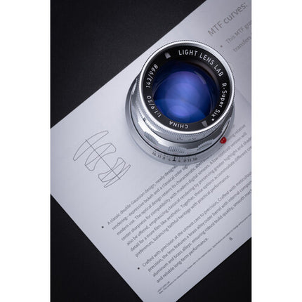 Light Lens Lab 50mm f/1.9 Rigid-ZS6 Lente para Leica M Chrome Low Contrast con Funda de Cuero