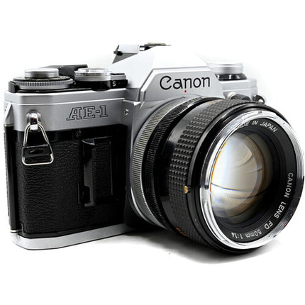 Canon AE-1 Cámara Analógica 35mm con Lente 50mm f/1.4 Cromada Renovada