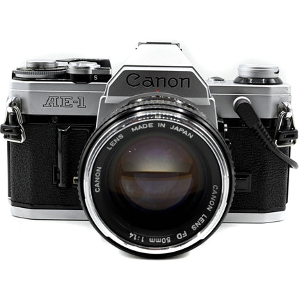 Canon AE-1 Cámara Analógica 35mm con Lente 50mm f/1.4 Cromada Renovada
