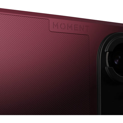 Funda Moment para iPhone 18 Pro Burgundy con protección AirFlex y montaje T-Series